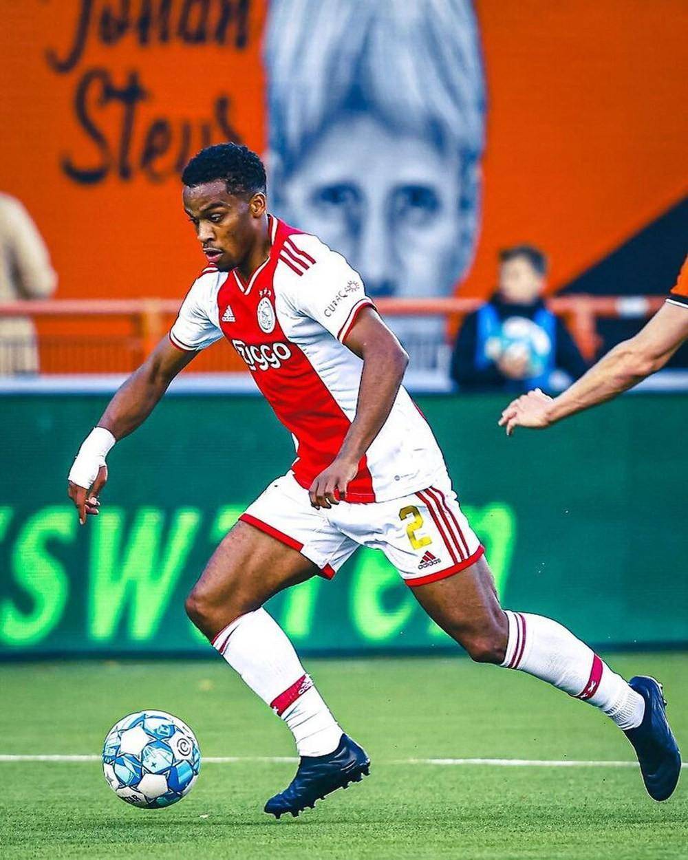 包含阿贾克斯今晚官宣签约，志在NBA总决赛名次提升，态度坚定，临场指挥获称赞的词条